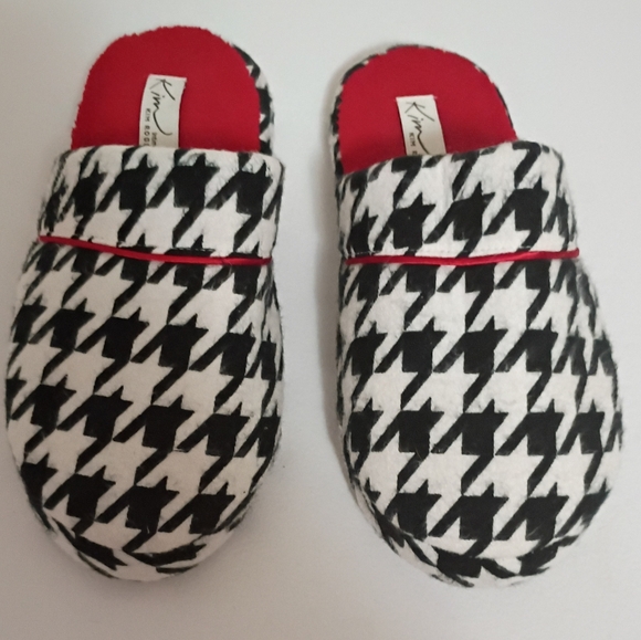 Kim Rogers Red and Black Women's Slippers Shoes Size Medium - Picture 1 of 6